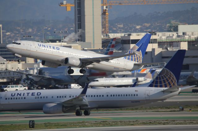 Boeing 737-800 (N37274)