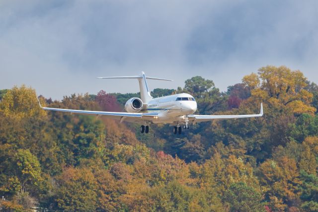 Bombardier Global Express (N44GX) - N44GX is a 2004 Bombardier Global Express 7000 seen here on final approach to Atlanta's PDK executive airport. I shot this with a Canon 500mm lens. Camera settings were 1/6400 shutter, F4, ISO 500. Please check out my other photography. Positive votes and comments are always appreciated. Questions about this photo can be sent to Info@FlewShots.com