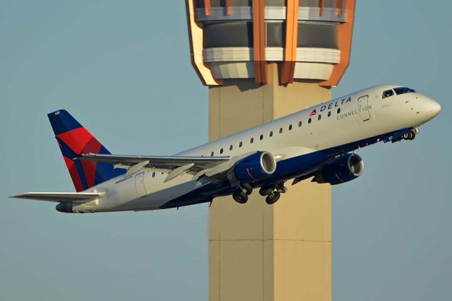 Embraer 170/175 (N638CZ) - Delta Connection Embraer 175LR N638CZ at Phoenix Sky Harbor on October 27,2017. 