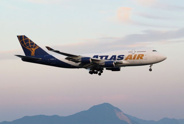 Boeing 747-400 (N429MC)