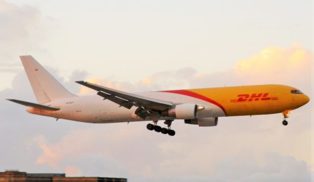 BOEING 767-300 (N220CY)