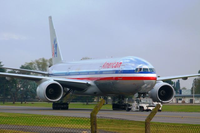 Boeing 777-200 (N785AN)