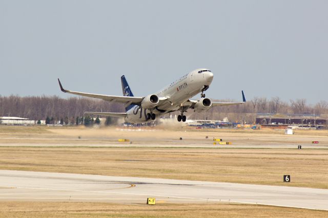 Boeing 737-800 (N3765) - Departing 21R on 04/12/2015