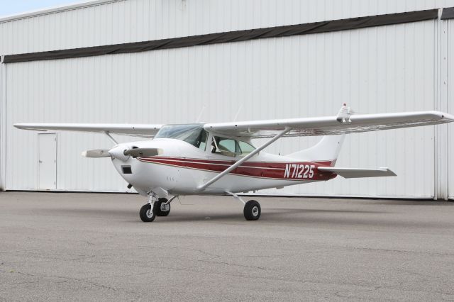 Cessna Skylane (N71225)