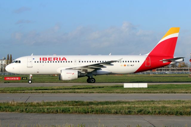 Airbus A320 (EC-MUF) - Taxiing to Stand 517 on 12-Nov-18.