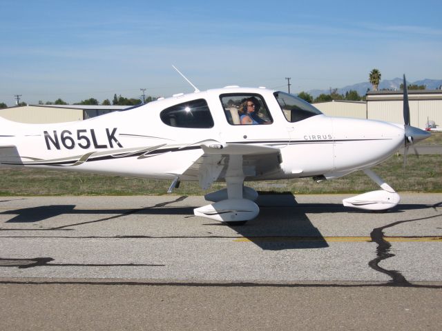 Cirrus SR-22 (N65LK) - TAXIING TO RWY 24