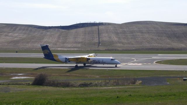 de Havilland Dash 8-400 (N403QX) - Horizon Airs Montana State University Wildcats jet taxis to the active runway for an on time departure back to Seattle.