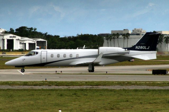 Learjet 60 (N280LJ) - Lining up to depart rwy 9 on 3-Nov-17.