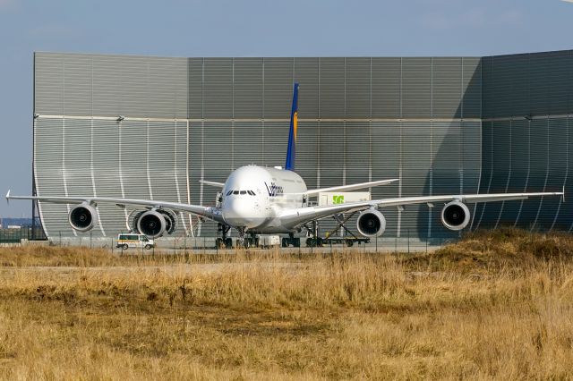 Airbus A380-800 (D-AIMM) - not ready for take off, one engine open!!