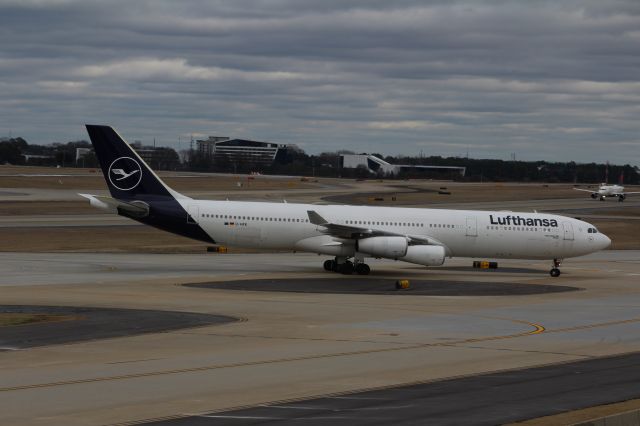 Airbus A340-300 (D-AIFE)