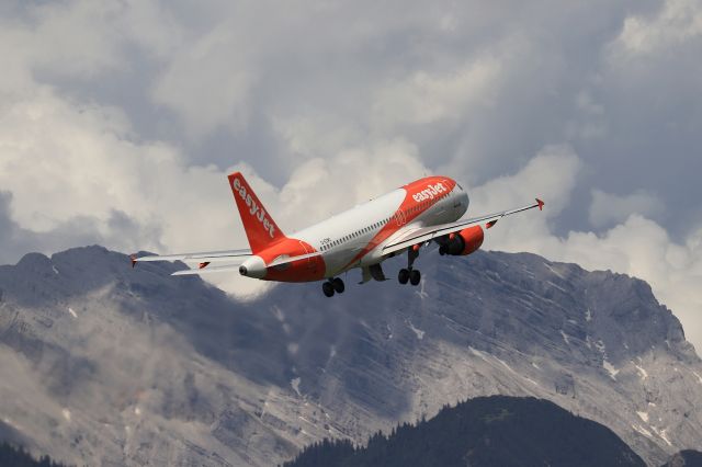 Airbus A320 (G-EZWC)