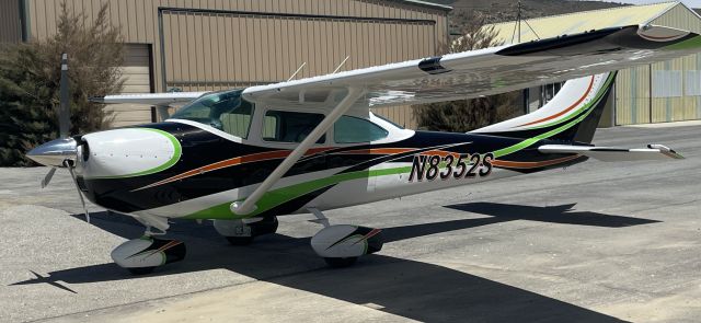 Cessna Skylane (N8352S)