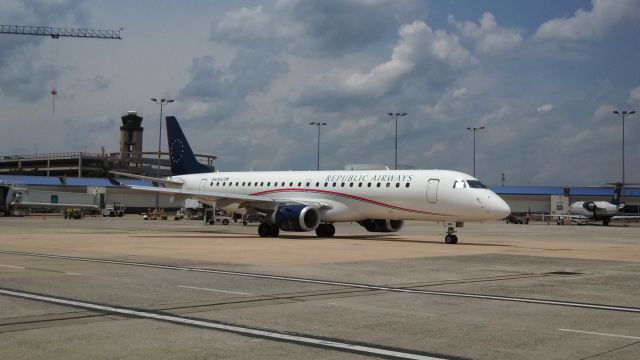 Embraer ERJ-190 (N165HQ)