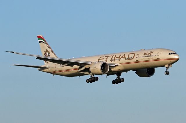 BOEING 777-300ER (A6-ETJ) - ETD15 arriving from Abu Dhabi.br /br /EOS7Dii 70-300L @300mm, 1/640 f10 160ISO