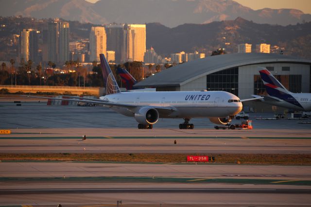 BOEING 777-300ER (N2747U)