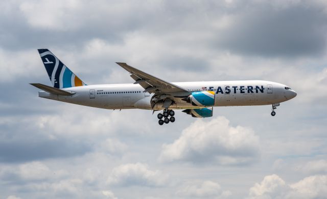 Boeing 777-200 (N825KW)