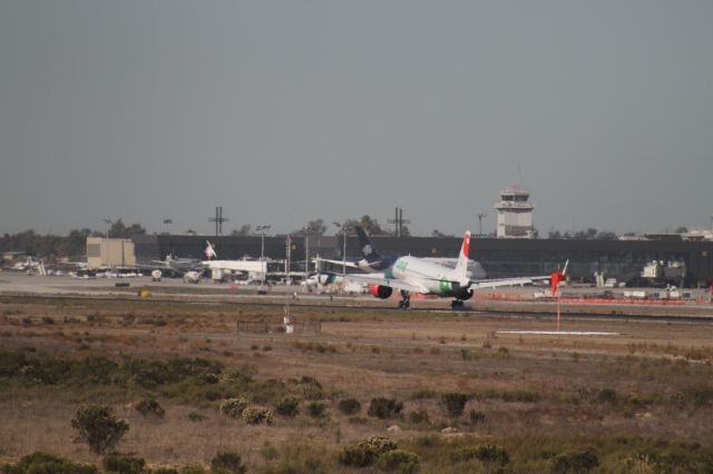 Airbus A320 (XA-VIB) - FINAL APPROACH 27 MMTJ