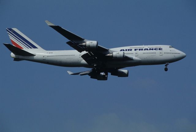 Boeing 747-400 (F-GITD) - Final Approach to Narita Intl Airport Rwy34L on 1995/05/28