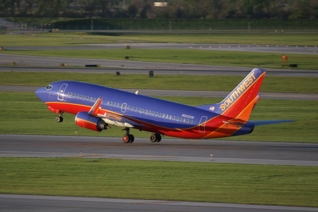 BOEING 737-300 (N603SW)