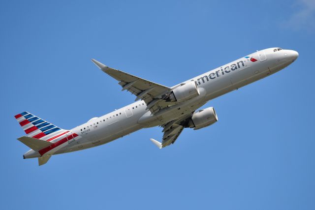 Airbus A321 (N401AN) - My first catch of an AA A321Neo at IND.