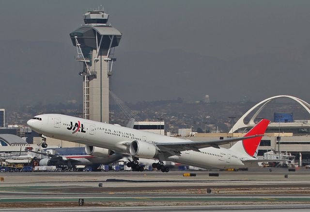 BOEING 777-300ER (JA738J) - Taking off from the LAX.