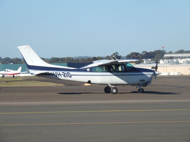 Cessna Centurion (VH-ZIO) - I was at the terminal at YSBK Bankstown airport when this really nice looking 210 rolled past ready for a 4 hour flight around Sydney then back to YSBK