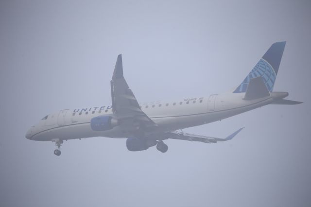 EMBRAER 175 (long wing) (N609UX)