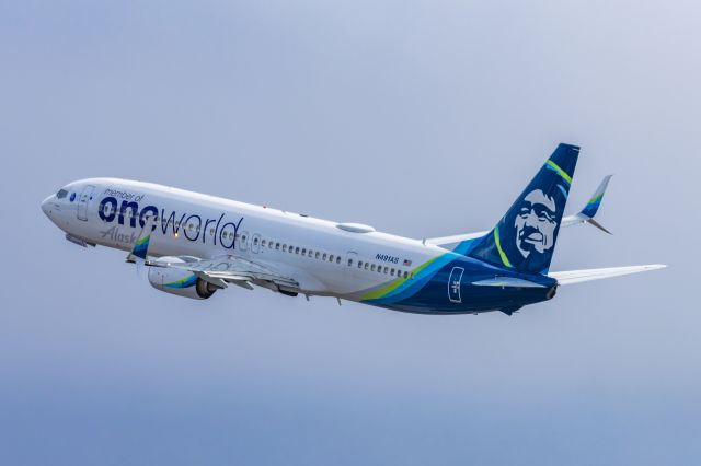 Boeing 737-900 (N491AS) - An Alaska Airlines 737-900 in Oneworld special livery taking off from PHX on 2/13/23, the busiest day in PHX history, during the Super Bowl rush. Taken with a Canon R7 and Canon EF 100-400 II L lens.