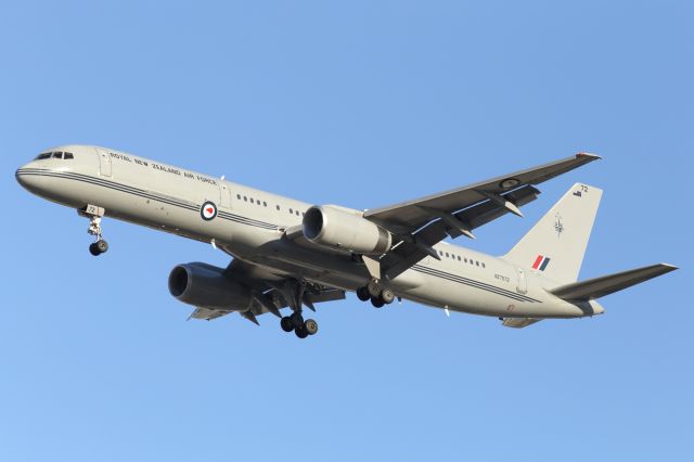 Boeing 757-200 (ANZ7572) - RNZAF B752, approaches YBTL.