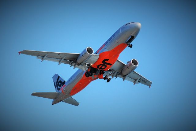 Airbus A320 (VH-VGH) - Jetstar Australia A320-232 dep Hamilton Island RWY32.  Positive rate gear up.