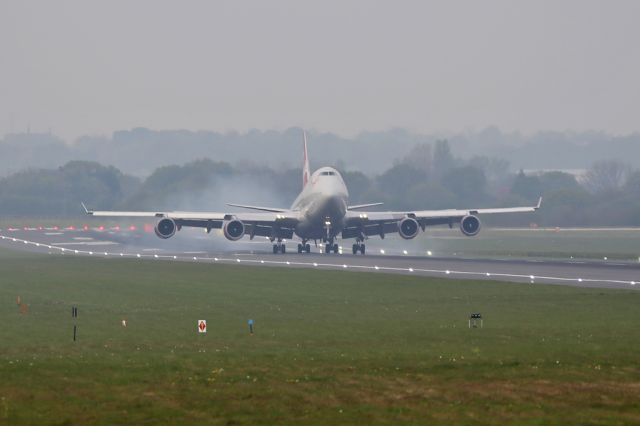 Boeing 747-400 (G-VLIP) - "Hot Lips" arriving from Orlando as VIR74, seen from 2km (1.3 miles) away along runway 05R at Manchester.