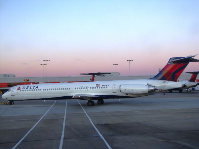 McDonnell Douglas MD-88 (N902DE)