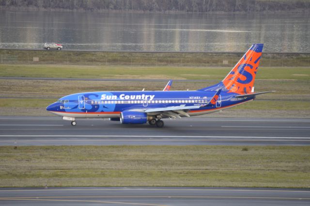 Boeing 737-700 (N714SY) - "Lake Vermilion" operating as SCX295 arriving on 28R from KMSP/MSP.