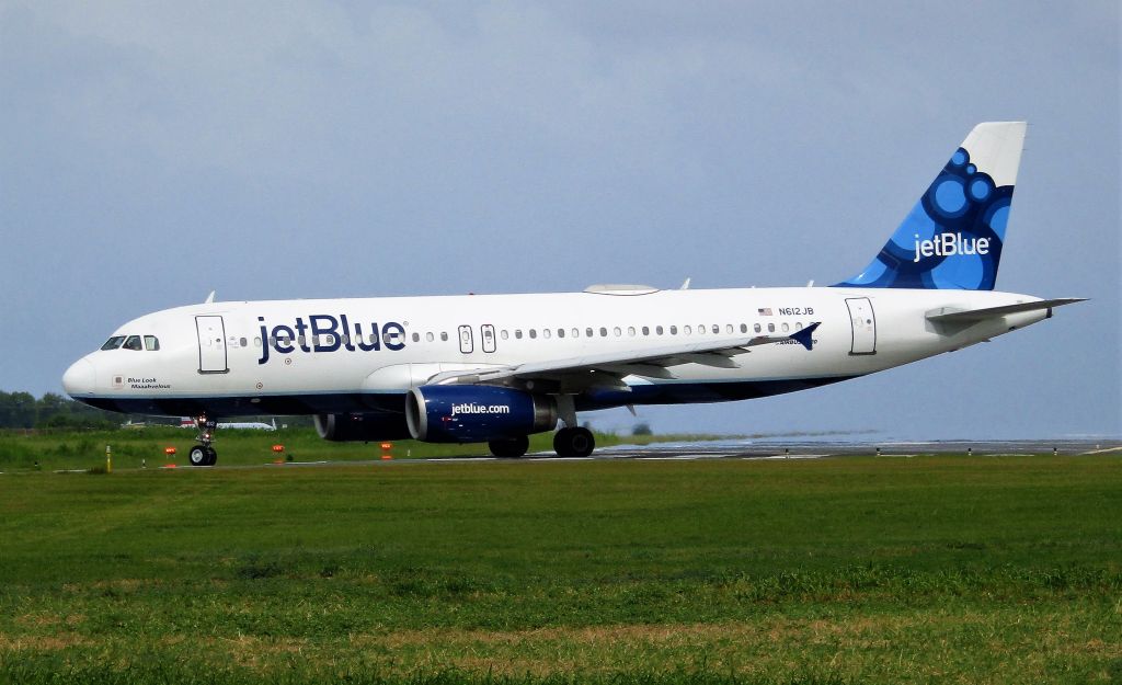 Airbus A320 (N612JB)