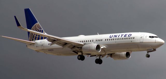 Boeing 737-800 (N18223)