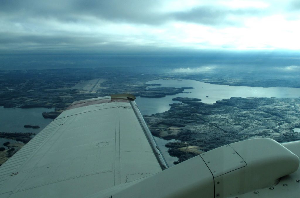 Beechcraft Baron (58) (N7237X) - Bad weather on departure. Aircraft belongs to RELIANT AIR. They have the lowest fuel price on the Danbury (KDXR) airport.