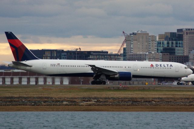 BOEING 767-400 (N833MH) - JFK diversion to BOS on 4/10/22.