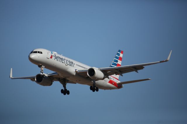 Boeing 757-200 (N201UU)