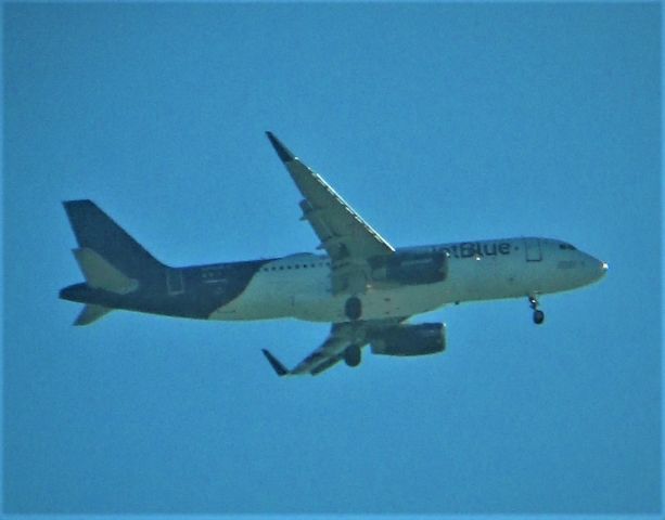 Airbus A320 (N709JB) - On short final for Long Beach. Aircraft named: Connected to 01000010 01001100 01010101 01000101 (Connected to BLUE).