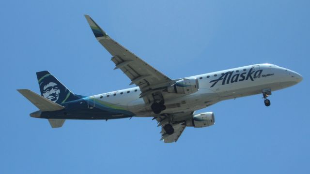 Embraer 175 (N178SY) - Alaska SKW on short final 25R