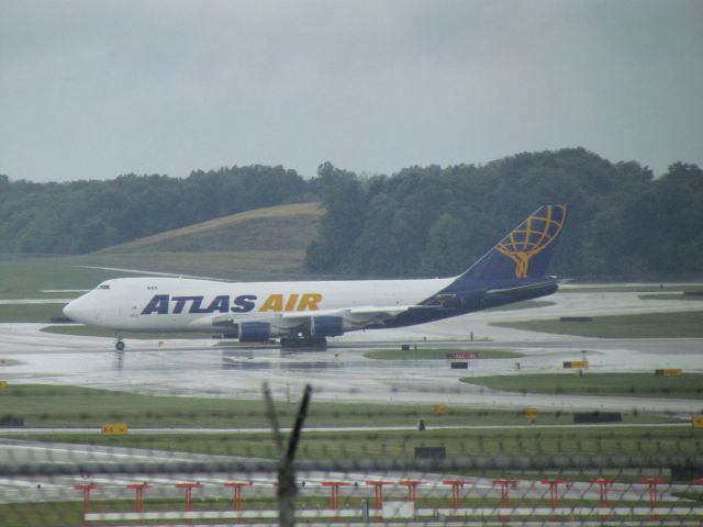 Boeing 747-400 (N415MC) - Boeing 747-400 flown by Atlas Air on a rainy day at CVG