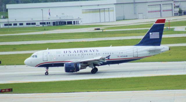 Airbus A319 (N754UW) - 081014