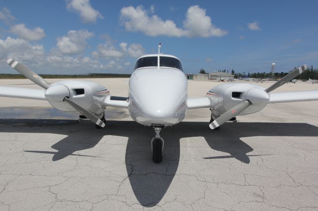 Piper Aztec (N5824Y)