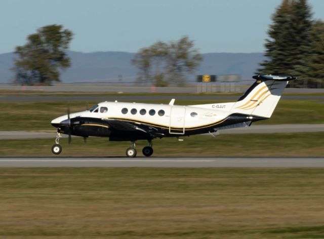 Beechcraft Super King Air 200 (C-GJJT) - Departing runway 25.