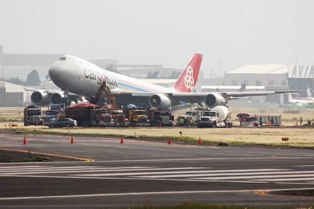 BOEING 747-8 (LX-VCB) - Men at work!