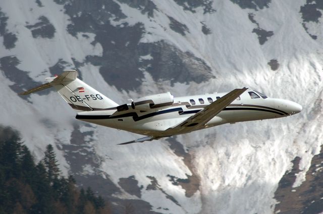 Cessna Citation CJ2+ (OE-FSG) - Climbing out in front of the Nordkette mountains