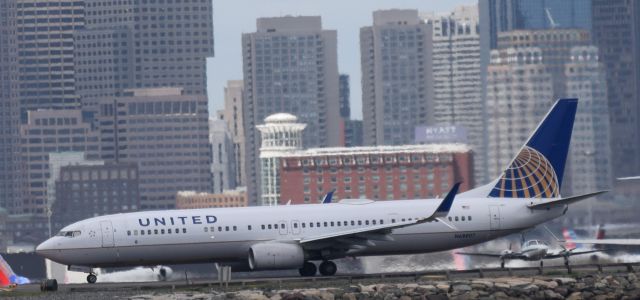 Boeing 737-800 (N68807)