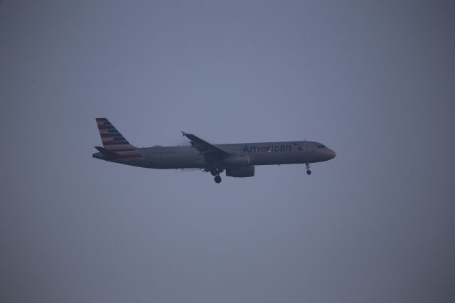 Airbus A321 (N585UW)