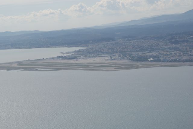 — — - Approach LFMN rwy22R