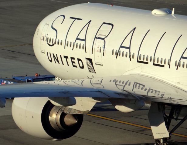 Boeing 777-200 (N794UA)